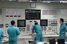 中国電力島根原発２号機のモードスイッチを「起動」に切り替える運転員＝松江市鹿島町片句（代表撮影）