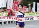１位でゴールする駒大のアンカー・山川拓馬＝伊勢神宮