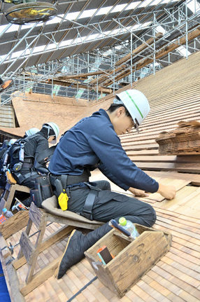 手作業で進む「こけらぶき」の屋根＝鳥取県大山町大山、大神山神社奥宮