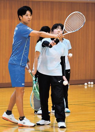 参加者を指導する内田理久選手(左)=浜田市黒川町、島根県立体育館