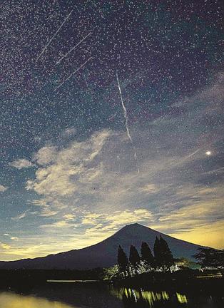 「ペルセウス座流星群」が出現のピークをむかえ、富士山上空で観測された流れ星。静岡県富士宮市で撮影されました＝２０２０年８月（２分間に撮影した４枚を合成、各10秒間撮影）