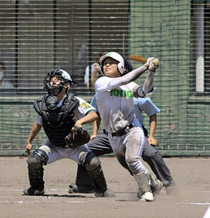 【決勝・鳥取商〓米子東】１０回裏米子東１死満塁、舩木佑が逆転サヨナラの右越え二塁打を放つ＝どらドラパーク米子市民球場