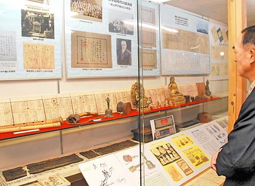 能海寛などの資料が展示されている浜田市金城歴史民俗資料館＝浜田市金城町波佐