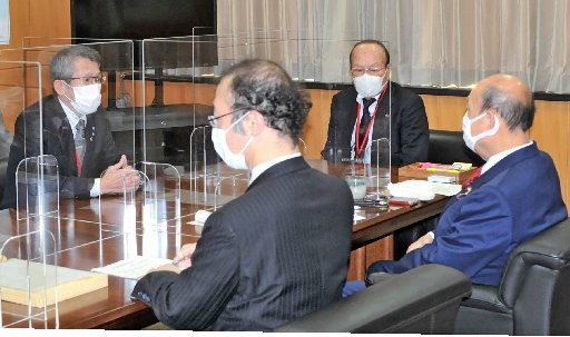 二之湯智領土問題担当相（右）に対し、竹島問題の専門部署を設置するよう求める池田高世偉隠岐の島町長（左）＝東京・永田町、内閣府