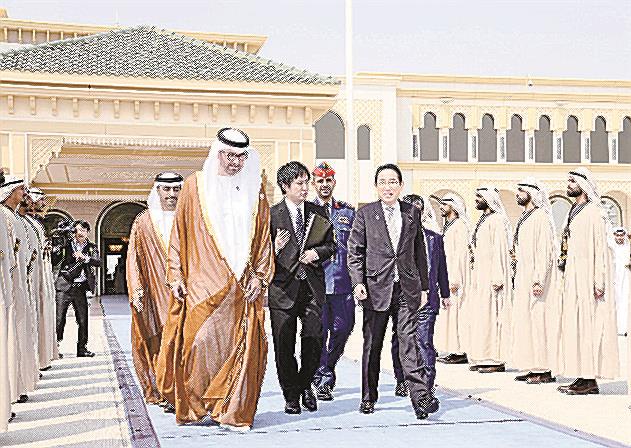 アラブ首長国連邦（ＵＡＥ）からカタールに向かう岸田首相＝18日、アブダビ国際空港（共同）