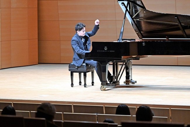 繊細で美しい演奏を披露する池田怜士さん＝益田市有明町、島根県芸術文化センター・グラントワ