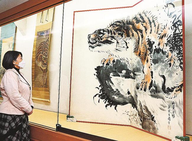 虎の絵で有名な岸派の画家が描いた「虎図屏風」＝出雲市大社町杵築西、手銭記念館