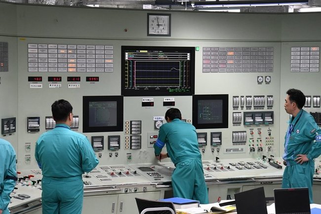 中国電力島根原発２号機のモードスイッチを「起動」に切り替える運転員＝松江市鹿島町片句（代表撮影）