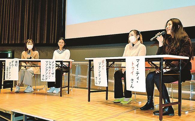 境港市での生活や仕事などについて市内在住の外国人＝境港市竹内団地、夢みなとタワー