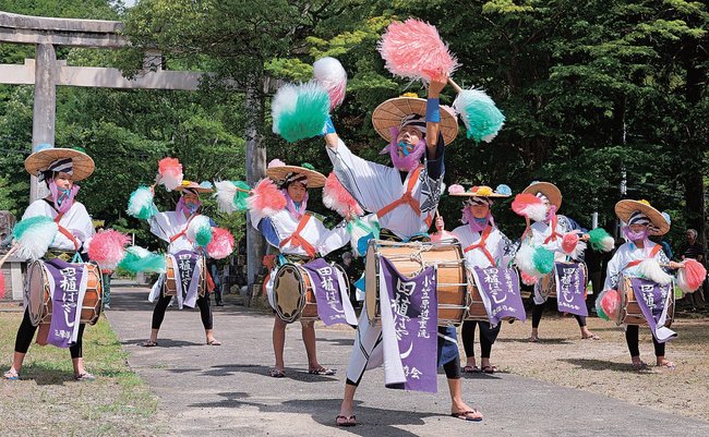 田植え歌に合わせ、太鼓や舞を披露するはやし手たち＝島根県川本町南佐木、三原八幡宮