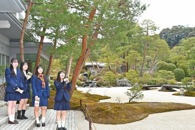 米国の専門誌で２２年連続日本一の日本庭園を見学する安来高校３年生＝安来市古川町、足立美術館