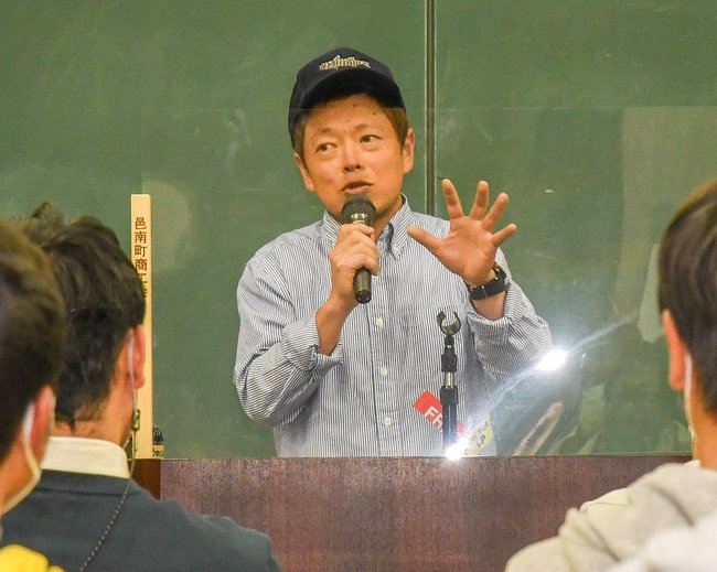 自身の体験を交えながら講演するネゴシックスさん=島根県邑南町矢上、町商工会本所