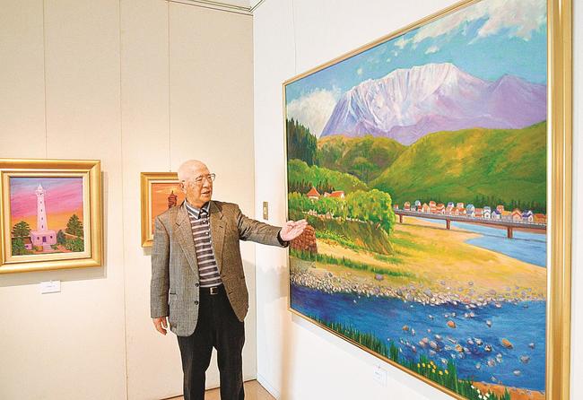 作品を説明する島村勝さん＝米子市灘町３丁目、丸京庵市民ギャラリー