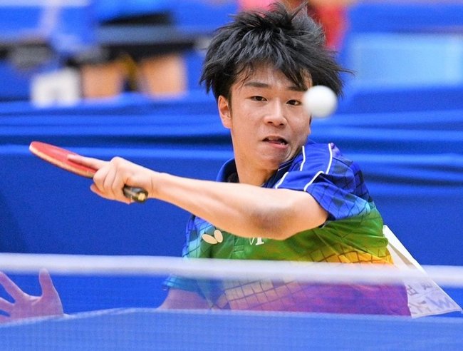 【卓球・男子シングルス決勝】ドライブで攻める出雲北陵の小野泰和‖大村市体育文化センター