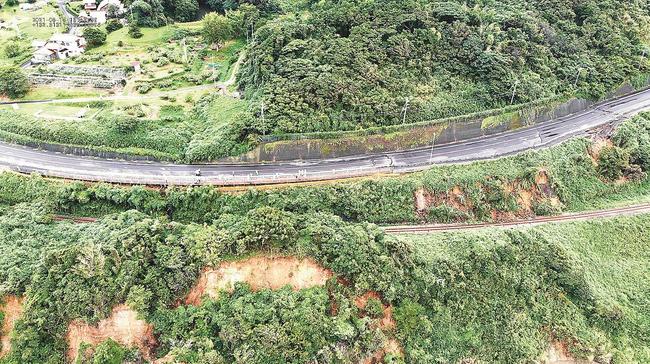 斜面が崩れ、路面の亀裂や歩道の崩落が生じた国道９号＝出雲市多伎町小田（出雲市消防本部提供）