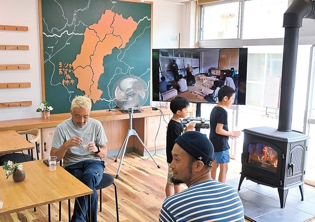 新しくなった談話室でくつろぐ町民＝島根県吉賀町柿木、柿木公民館