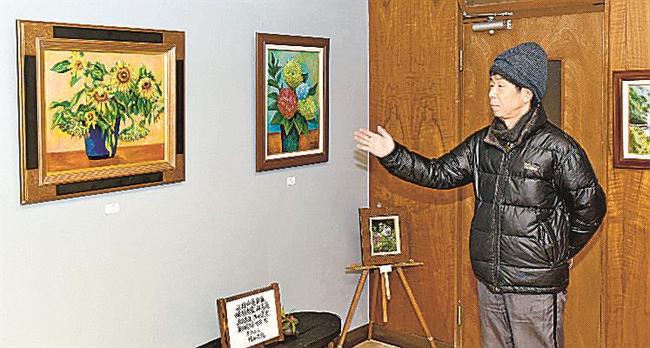 受講生たちの作品を紹介する佐田尚穂さん=益田市あけぼの東町、ぎゃらりーうつわ