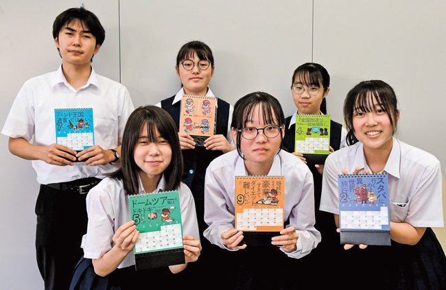 カレンダーを手に持つ松江南高校の生徒＝松江市八雲台１丁目、同校
