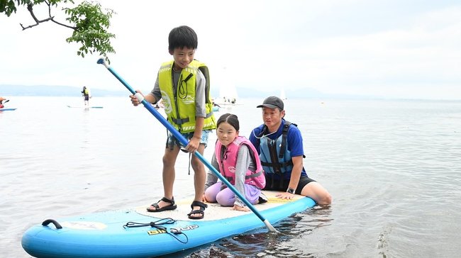 宍道湖でサップを楽しむ子どもたち＝２０２４年８月、松江市岡本町