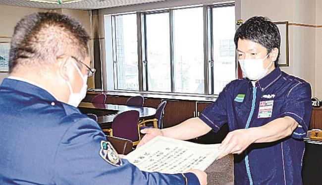 松江署の岩垣善保副署長から感謝状を受け取る森康哲店長（右）＝松江市袖師町、同署