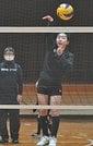 練習で力強いスパイクを打ち込む奥羽場ゆりあさん＝島根県川本町川本、川本小学校体育館