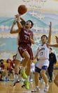 【男子決勝・松江西｜出雲北陵】第４クオーター、松江西の佐々木那旺人がシュートを決める＝三刀屋文化体育館アスパル