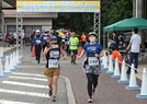道の駅「奥出雲おろちループ」前を2人ずつスタートするソロの参加者=島根県奥出雲町八川