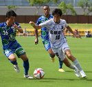 前半、ＦＣ神楽しまねのＭＦ川中健太（右）が相手と競り合う