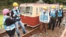 鉄道公園となる旧口羽、宇都井両駅での取り組みに一層力を入れようと誓う日高弘之理事長（中央）たち＝島根県邑南町下口羽、旧口羽駅