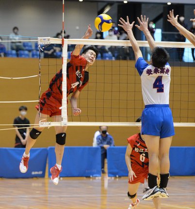 【男子決勝・松江工ー安来】第３セット、松江工の岸田颯太（右）がスパイクを打つ＝松江市総合体育館