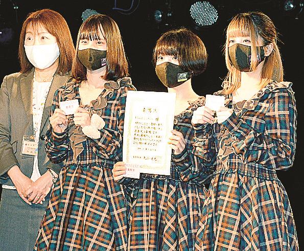 遣島使委嘱状を受け取った「Ｆｌｏｏｄ　Ｌｙｒｉｃｓ」のメンバー（右３人）〓（?）松江市