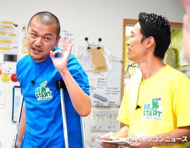 けがから復帰後初の公の場は松葉づえで登場した竹内まなぶ（左）（C）ORICON NewS inc.