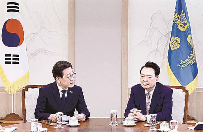 ４月２９日、ソウルの韓国大統領府で会談する尹錫悦大統領（右）と野党「共に民主党」の李在明代表（聯合＝共同）