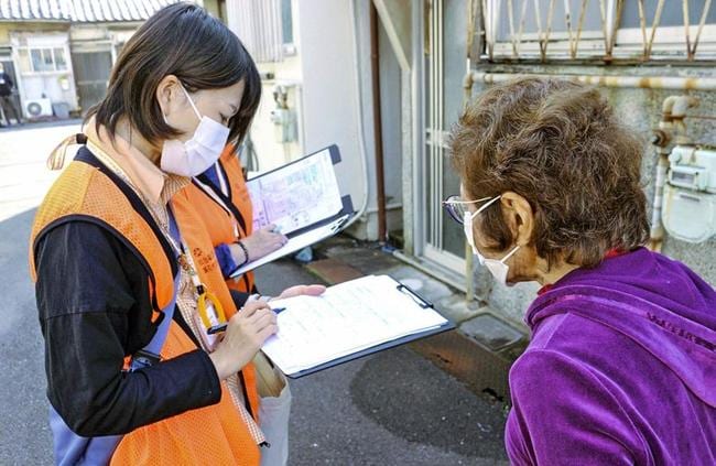 孤独・孤立対策のため大阪府高石市で行われている戸別訪問＝２０２２年１１月（同市提供）