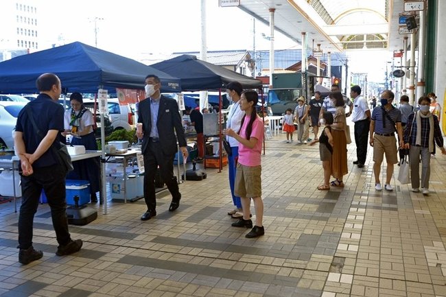 露店やキッチンカーが出店し、市民らでにぎわう市道角盤町通り東線＝米子市角盤町１丁目