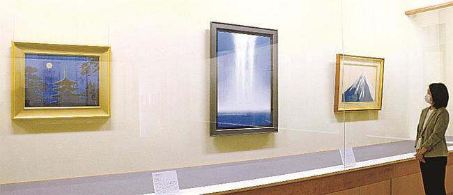 青色使いが特徴的な作品＝出雲市天神町、今岡美術館