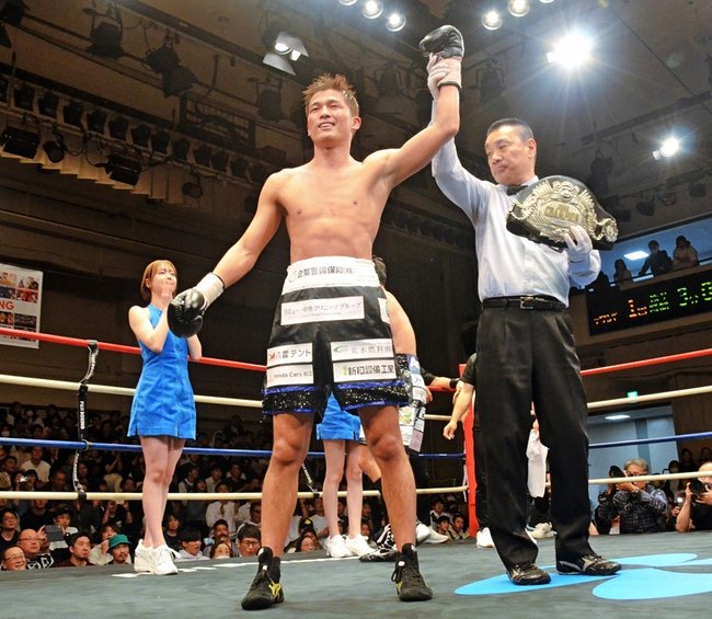 ライト級日本タイトル戦に判定勝ちし、歓声に応える三代大訓＝東京・後楽園ホール