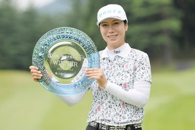 通算９アンダーで大会を制し、優勝トロフィーのガラス製プレートを手にする李知姫＝鳥取県伯耆町丸山、大山平原ゴルフクラブ
