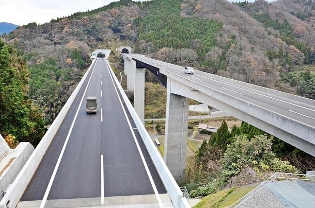 新たな２車線（左）が加わり、４車線化された米子道江府インターチェンジ付近＝２０２１年１２月、鳥取県江府町江尾