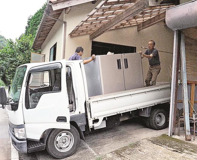 保冷庫を安全な場所に運び出す住民ら＝島根県美郷町港