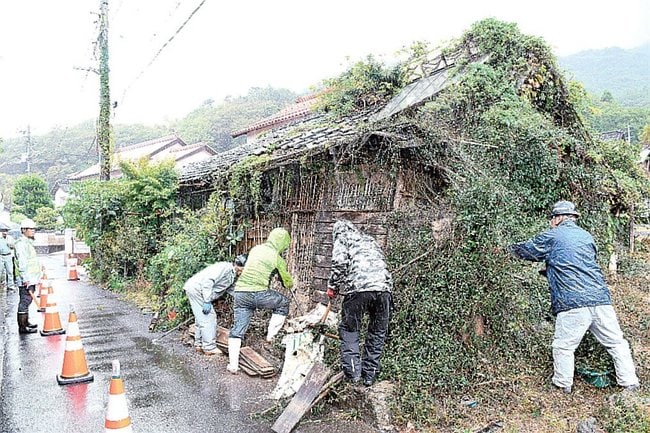 空き家を解体する作業員＝出雲市矢尾町
