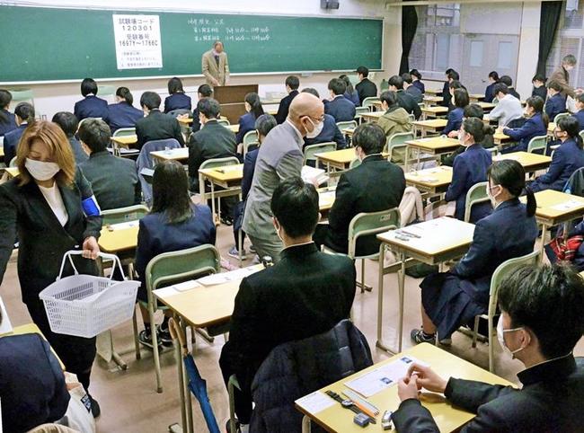 初めての大学入学共通テストの開始を待つ受験生＝２０２１年１月１６日、松江市西川津町の島根大松江キャンパス