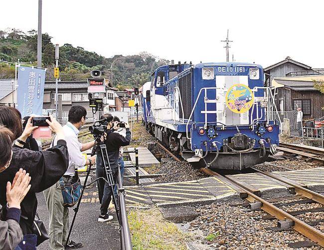 ラストランのヘッドマークを取り付け、ＪＲ木次駅を出発するトロッコ列車・奥出雲おろち号＝雲南市木次町里方