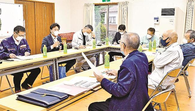 江の川流域の住民代表と計画案について意見交換する江津市事業推進課の井上俊哉課長（左から２人目）＝江津市川平町、市松平地域防災拠点施設