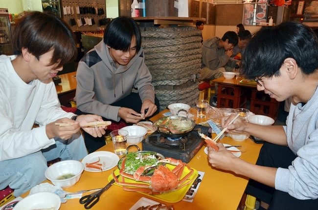カニ鍋に舌鼓を打つ来店客‖松江市東朝日町、かに小屋