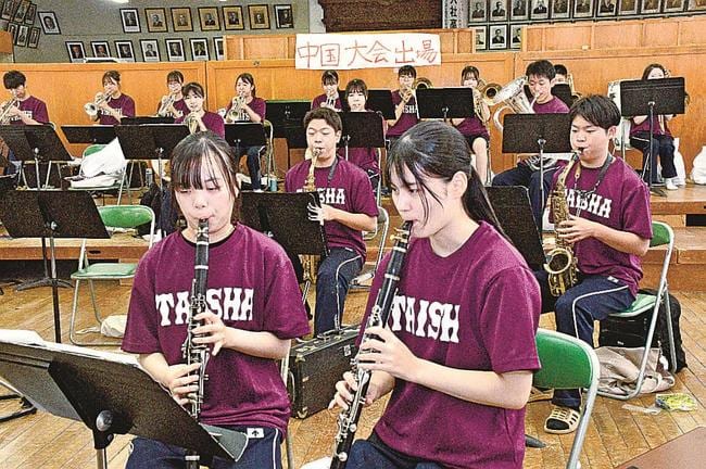 甲子園での応援を想定した練習をする吹奏楽部の部員たち＝出雲市大社町北荒木、大社高校