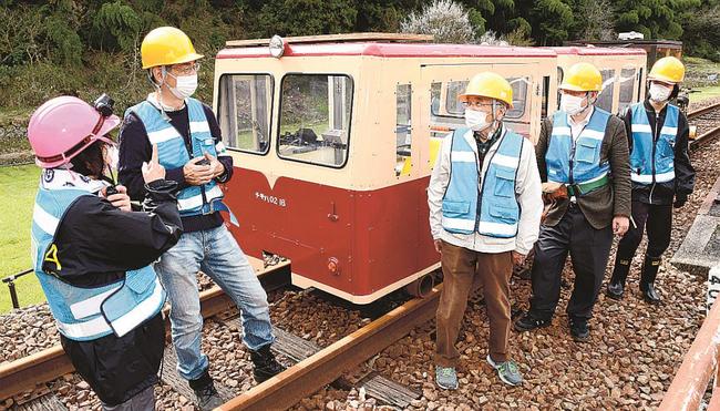 鉄道公園となる旧口羽、宇都井両駅での取り組みに一層力を入れようと誓う日高弘之理事長（中央）たち＝島根県邑南町下口羽、旧口羽駅