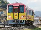 桜をテーマとしたピンク色の列車＝雲南市木次町里方