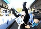 奥出雲おろち号を見送るナーテルこと南波由美子さんや住民たち＝雲南市大東町飯田、ＪＲ出雲大東駅