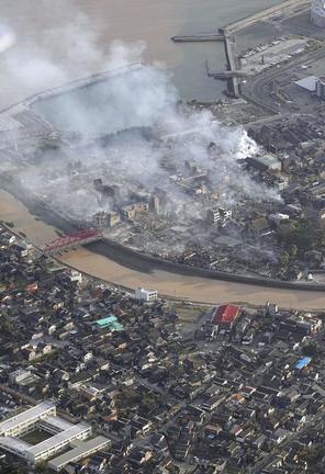 白煙が立ち上る石川県輪島市の火災現場＝２日午前８時９分（共同通信社機から）